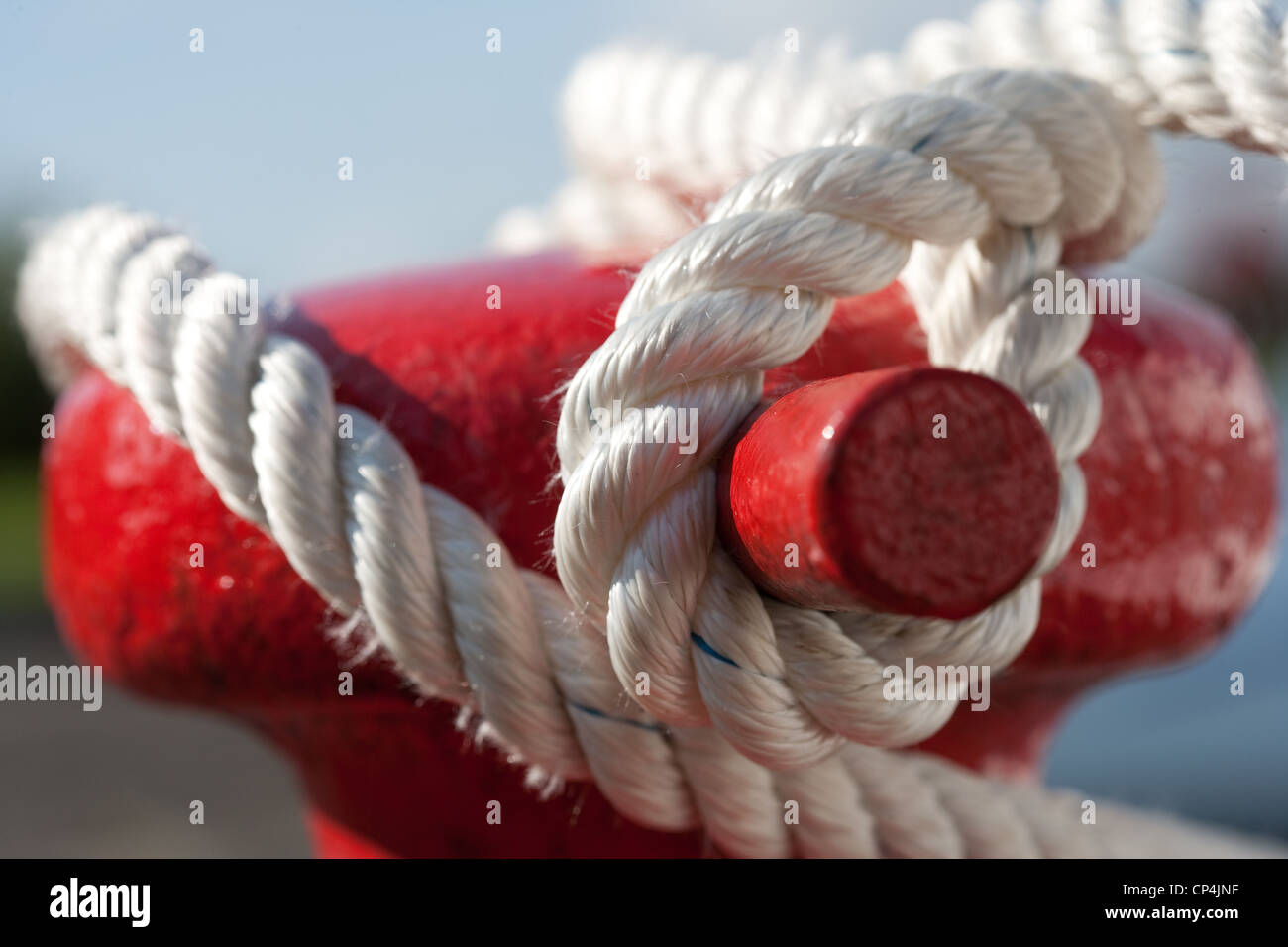 roten Klampe mit weißen Nylon-Seil Stockfoto