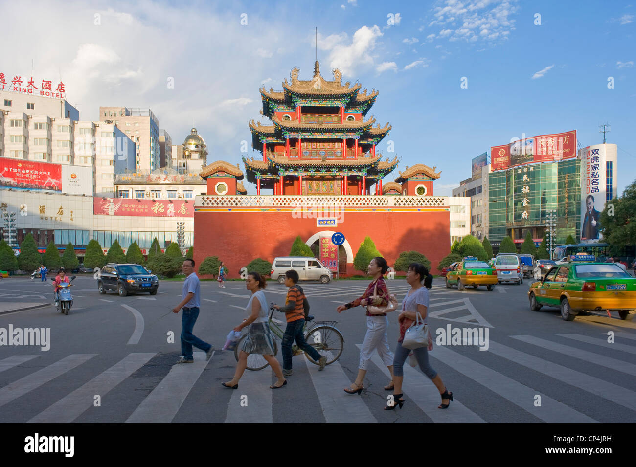 Ein Blick auf Leben auf der Straße vor dem Glockenturm in der Mitte Zhongwei. Stockfoto