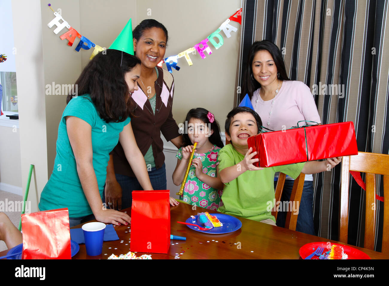 Genießen Sie eine Geburtstagsparty für Kind Gruppe Stockfoto
