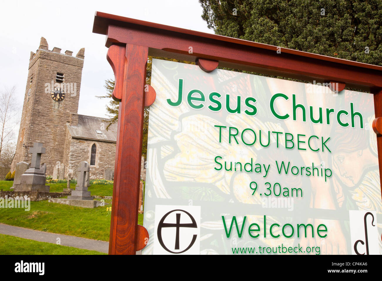 Narzissen blühen in den Kirchhof der Jesuskirche in Troutbeck, Lake District, UK, von der Eingangshalle. Stockfoto