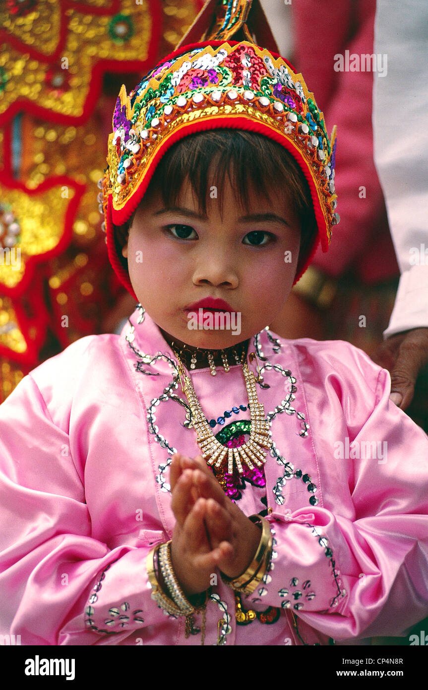 Myanmar (Birma) - Mandalay. Mahamuni Pagode, ein Kind bei der Zeremonie das Noviziat. Stockfoto