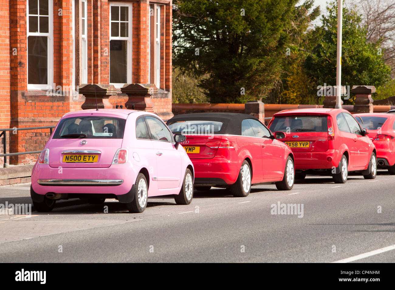 Ein rosa Fiat 500, das bis zu 70 pro Gallone Auto in Carlisle, Cumbria, UK. Stockfoto