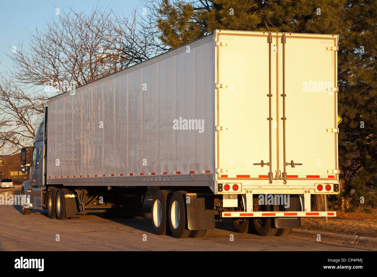 Weißen Sattelschlepper am frühen Morgen zu sehen Stockfoto Weißen Sattelschlepper am frühen Morgen zu sehen Stockfoto