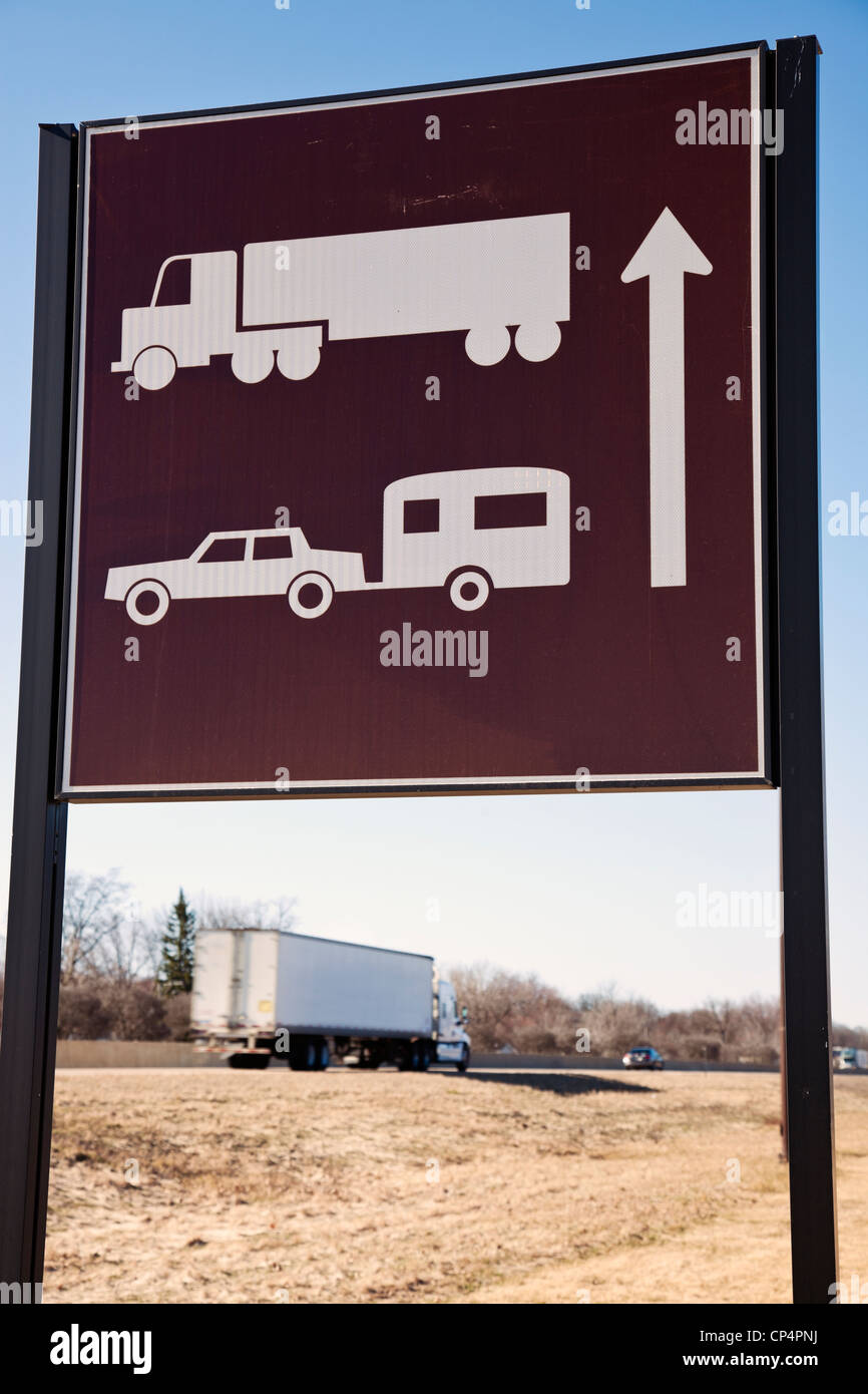 Sattelschlepper gesehen unter dem Zeichen Stockfoto Sattelschlepper gesehen unter dem Zeichen Stockfoto