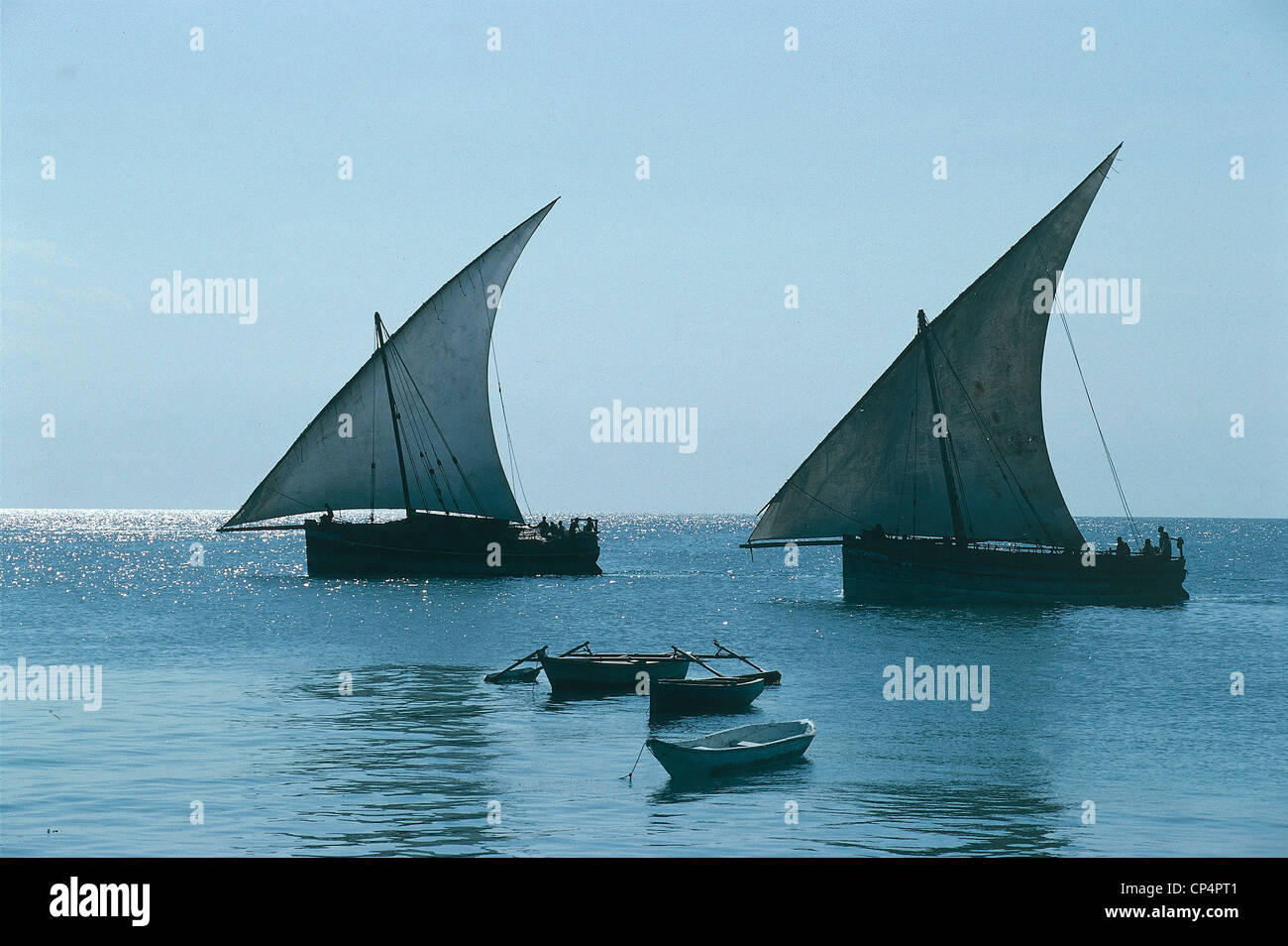 Tansania - Sansibar - Unguja Island. Dhau oder älteren, traditionellen Segelboot mit dreieckigen Segel genannt Latein Stockfoto