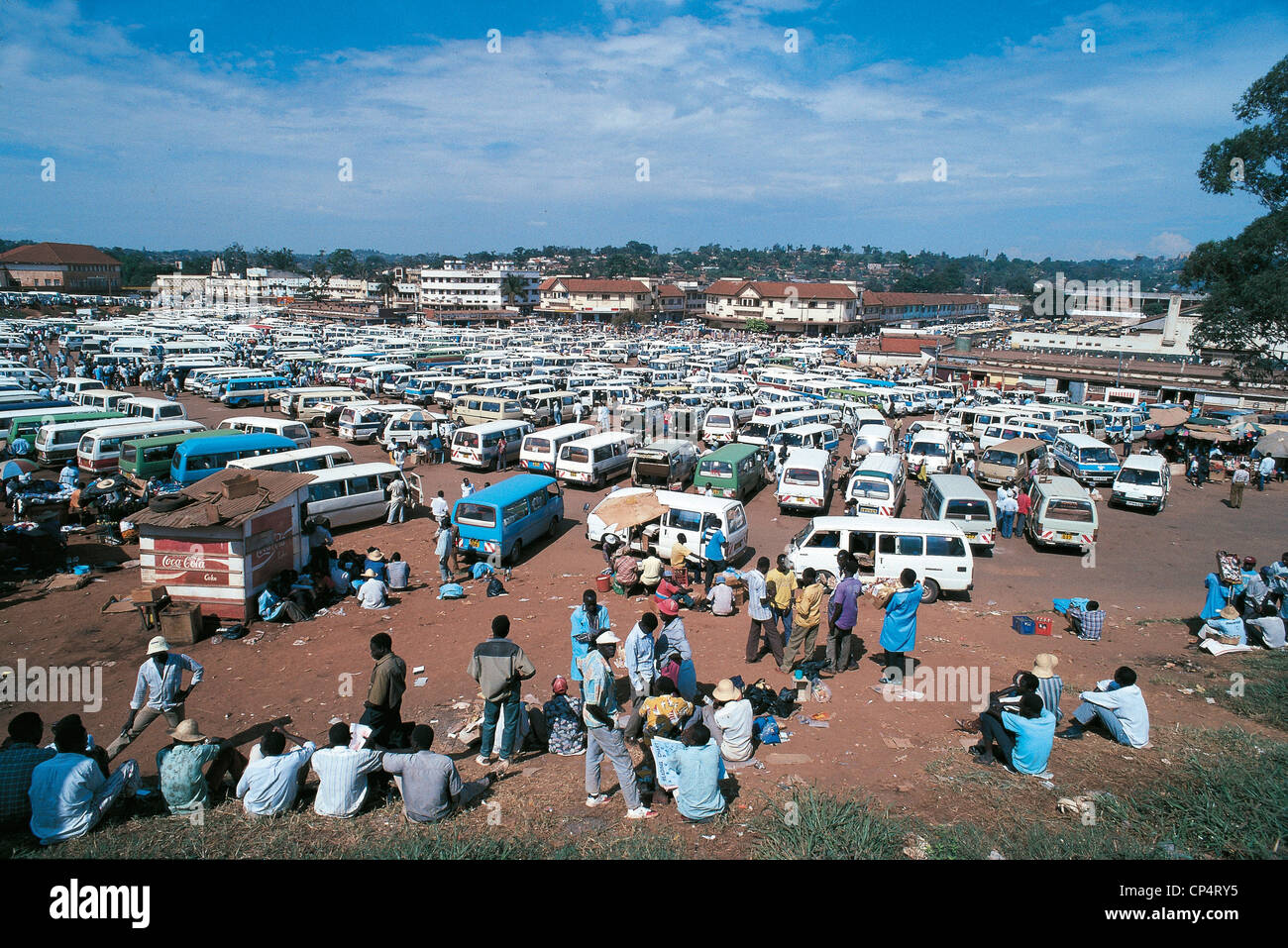 UGANDA, KAMPALA Parkplatz Matatu (Taxi) Stockfoto