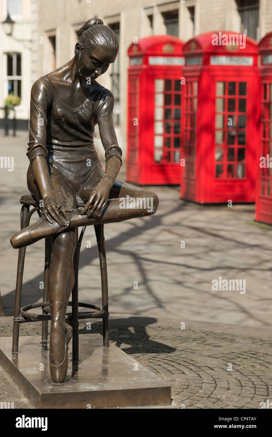 Statue der Dame Ninette de Valois von Enzo Plazzotta außerhalb der Royal Opera House in Covent Garden, London, UK Stockfoto