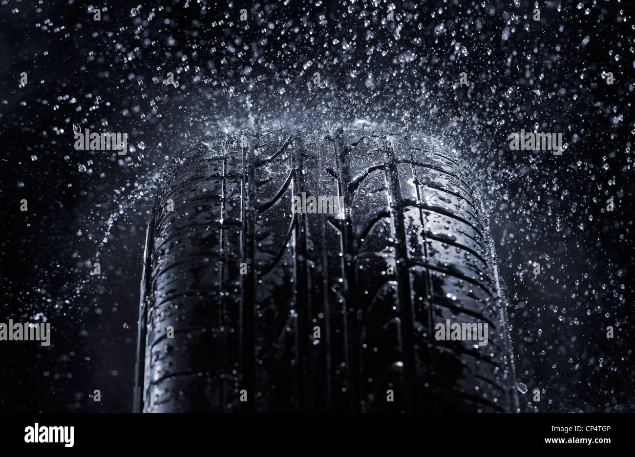 Pkw-Reifen bei Regen. Stockfoto