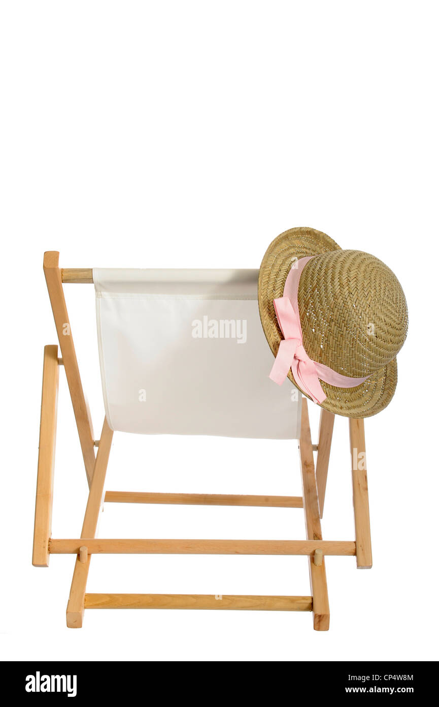 Stroh Sommerhut hängend auf einem Liegestuhl. Isoliert auf weißem Hintergrund Stockfoto