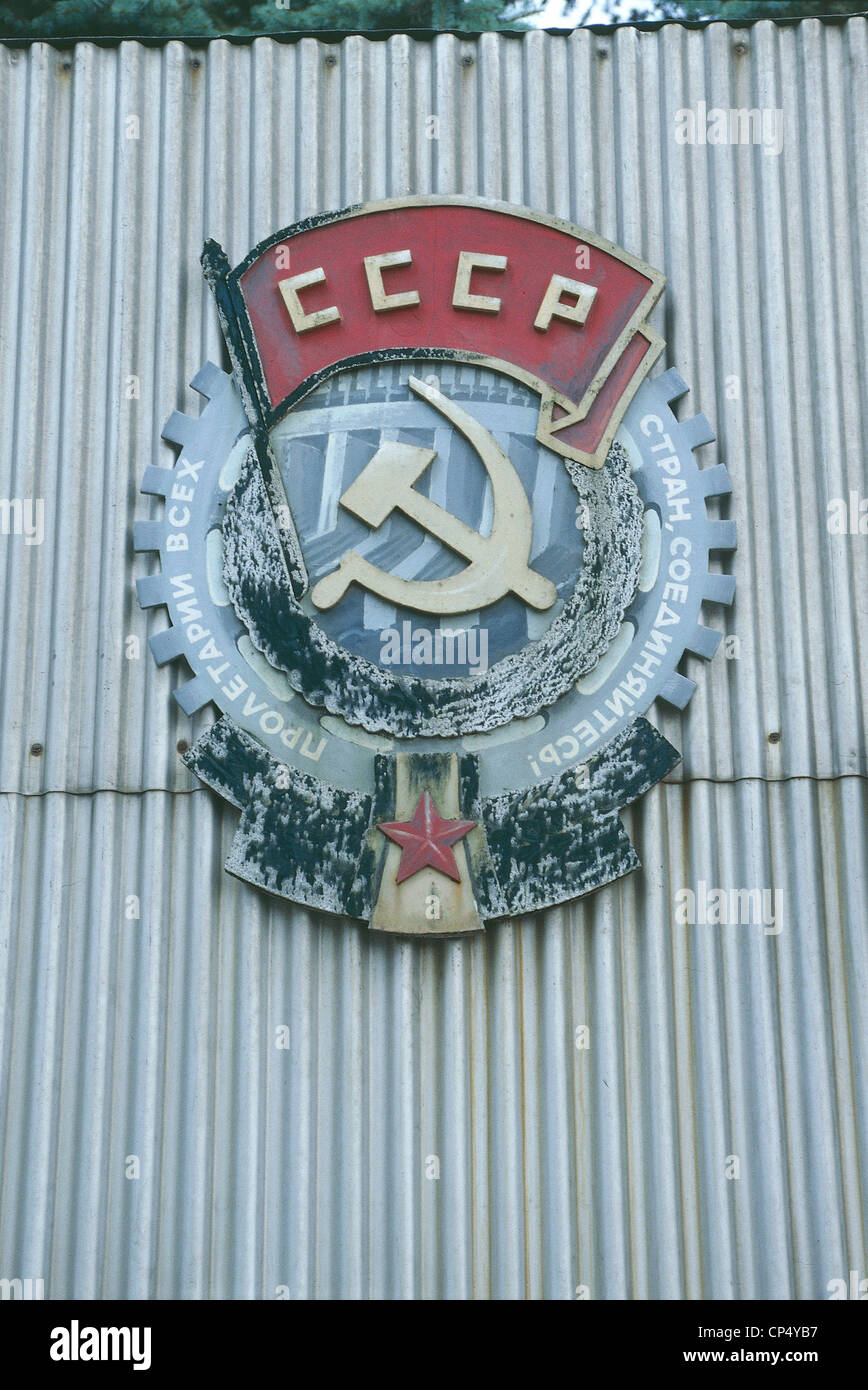 Sowjetunion, des zwanzigsten Jahrhunderts. CCCP-Emblem mit rotem Band Stockfoto