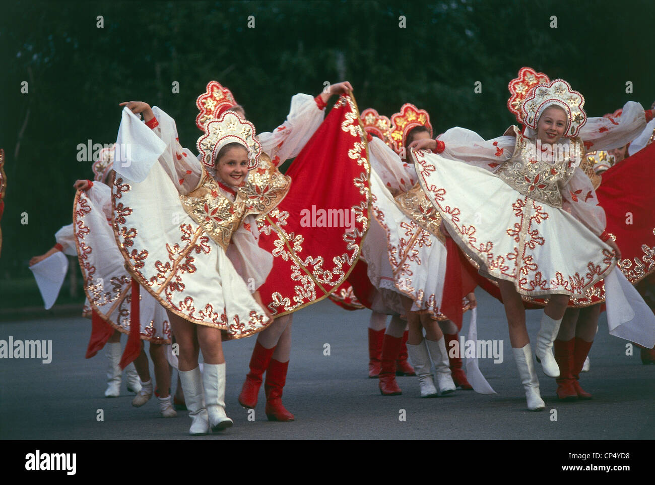 Russland - Folk-Gruppe, Mädchen in Tracht während eines Auftritts. Stockfoto