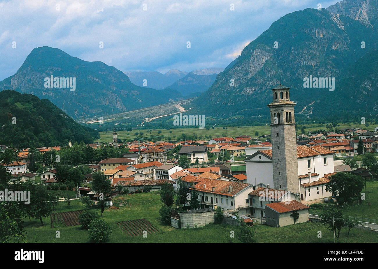 Friaul-Julisch Venetien, Cavazzuti Carnico (Ud), Vedutta mit der Pfarrkirche San Daniele Schinken Stockfoto