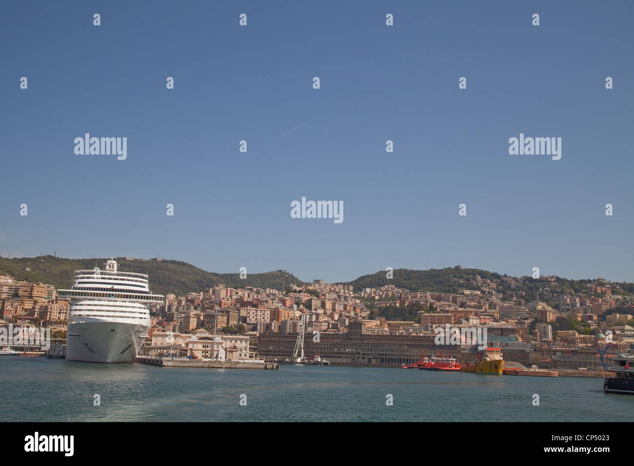 Die italienische Stadt Genua ist dieser Industriehafen jetzt beide Freizeit Handwerk und internationalen Kreuzfahrtschiffen. Stockfoto