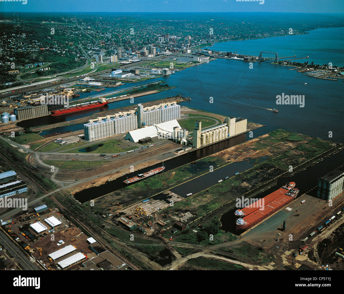 Vereinigte Staaten von Amerika - Minnesota - Duluth. Der Hafen mit Getreidesilos im Hintergrund, die Superior Bucht und Lake Superior Stockfoto