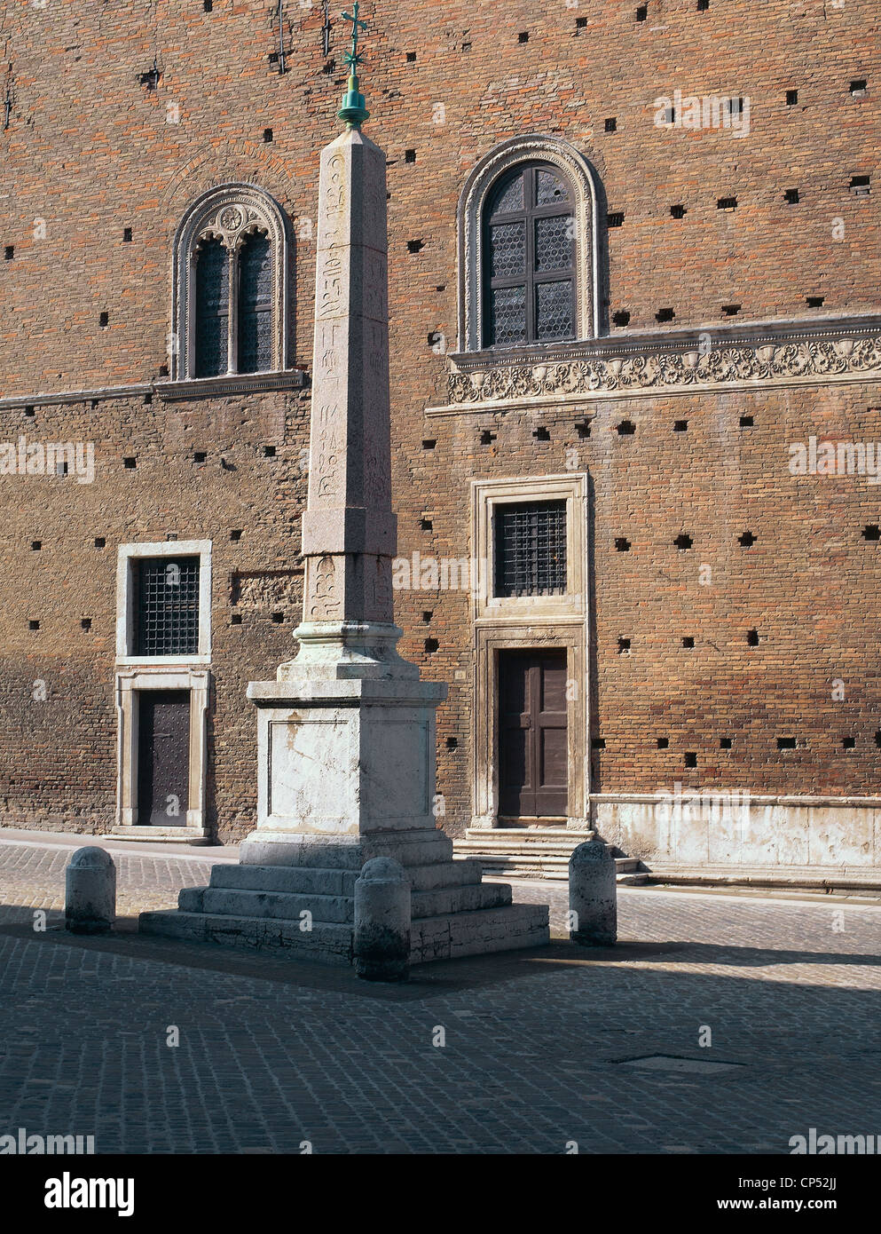 Marken - Urbino - Piazza Renaissance mit der ägyptische Obelisk des sechsten Jahrhunderts v. Chr. Stockfoto