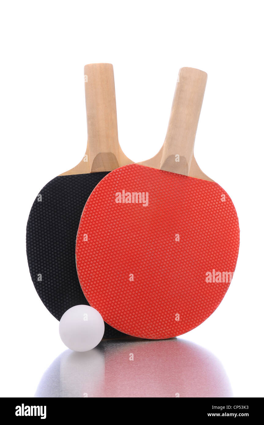 Ein paar Ping Pong Paddel am Ende mit einem Ball in Fornt. Hochformat in weiß mit Reflexion. Stockfoto