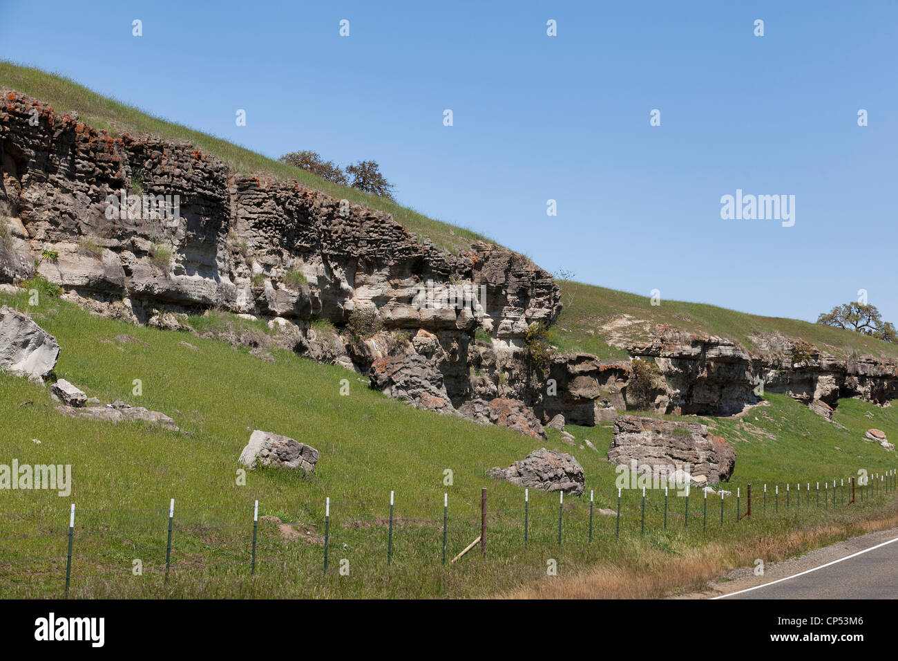 Ausgesetzt sedimentären Gesteinsschichten auf Seite des Hügels entlang Landstraße - Kalifornien USA Stockfoto