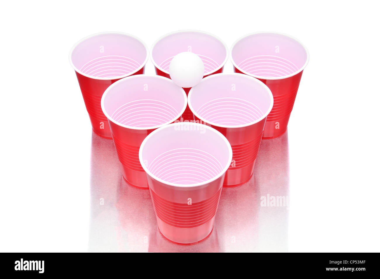 Ping-Pong-Ball mit Tassen für die Wiedergabe von Beer Pong auf weißem Hintergrund mit Reflexion. Stockfoto