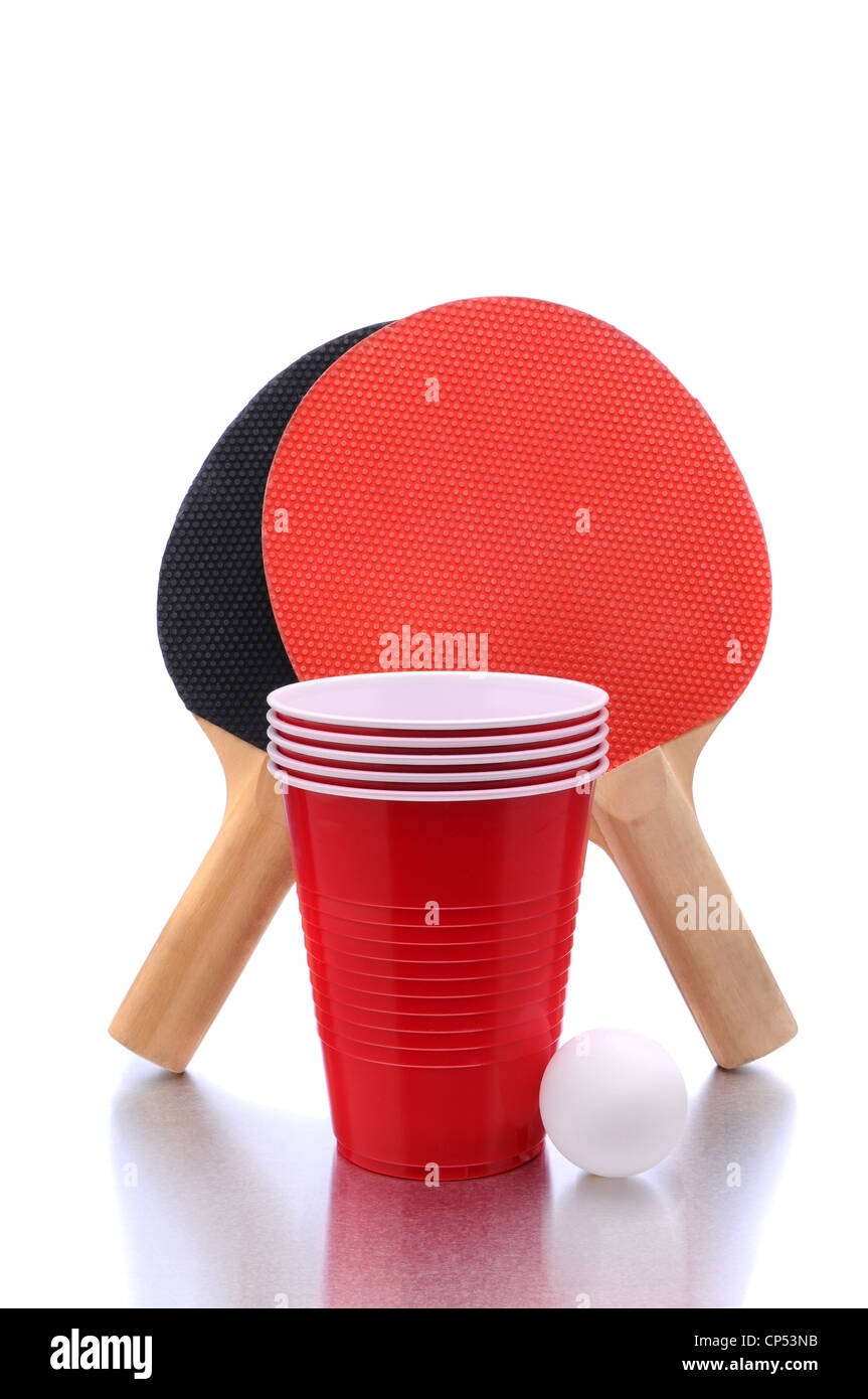 Ping-Pong Paddel und Ball mit Tassen für die Wiedergabe von Beer Pong auf weißem Hintergrund mit Reflexion. Stockfoto