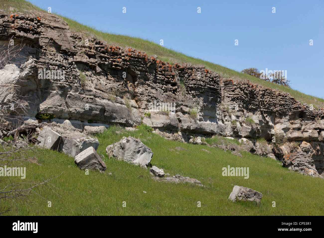 Ausgesetzt sedimentären Gesteinsschichten auf Seite des Hügels entlang Landstraße - Kalifornien USA Stockfoto