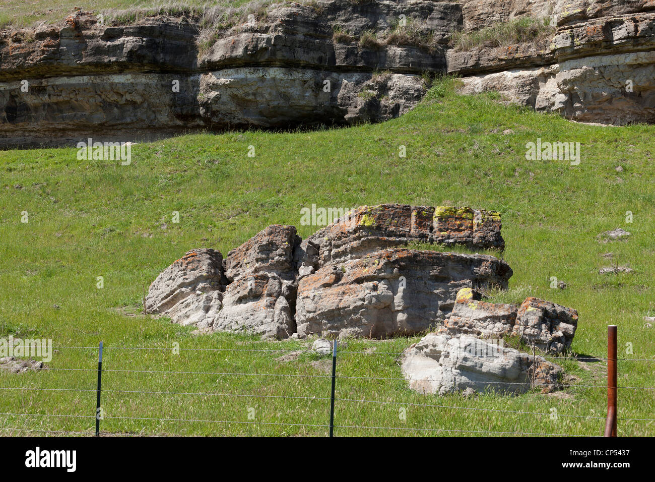 Ausgesetzt sedimentären Gesteinsschichten auf Seite des Hügels entlang Landstraße - Kalifornien USA Stockfoto
