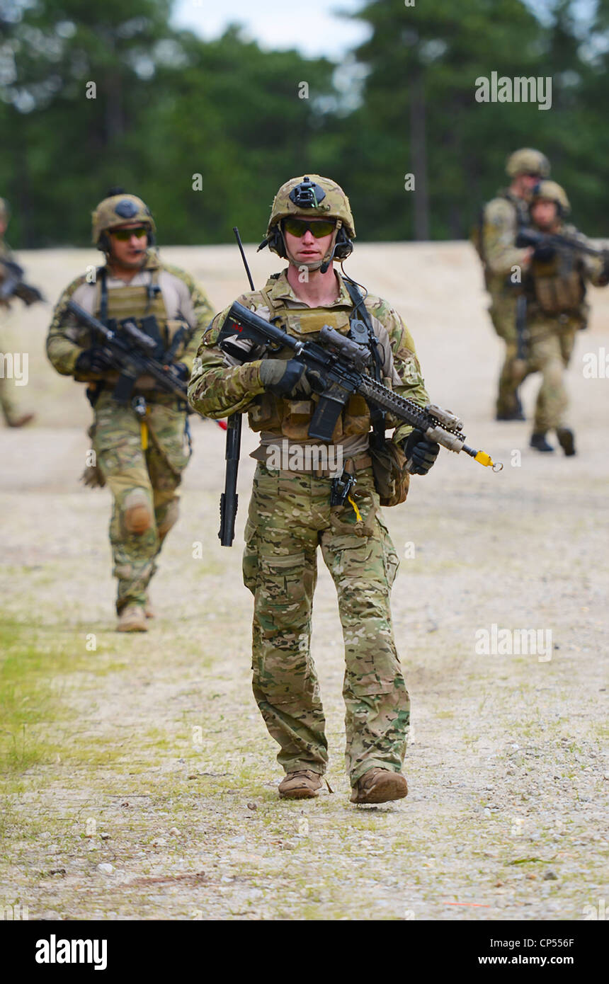 US Special Operations Forces während einer inszenierten Feuergefecht demonstrieren die Palette von uns Army Special Operations Fähigkeiten 22. April 2012 in Fort Bragg, N.C. Stockfoto