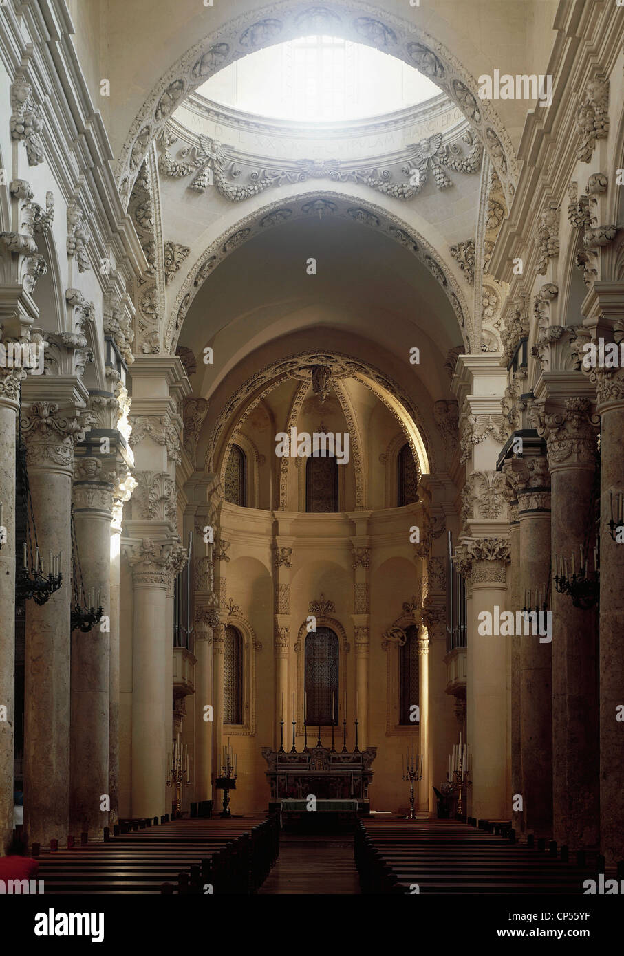 Apulien - Lecce. Kreuzkirche, Interieur, Kirchenschiff. Stockfoto