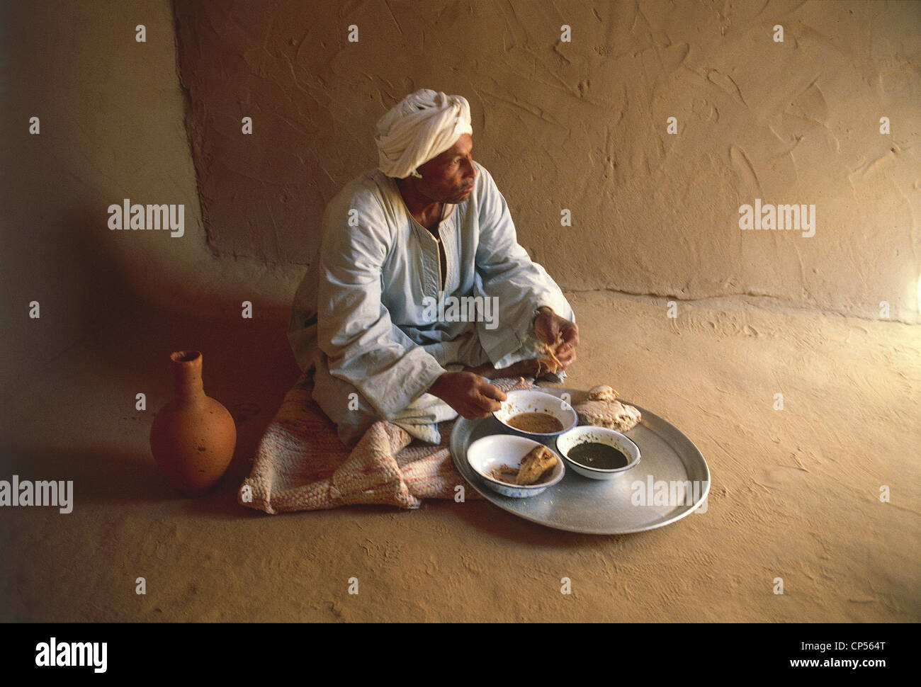 Ägypten, Sahara Ost Szene des Lebens: eine Mahlzeit eines Landwirts in seinem Haus im Dorf der Oase Kharga Dushi Stockfoto
