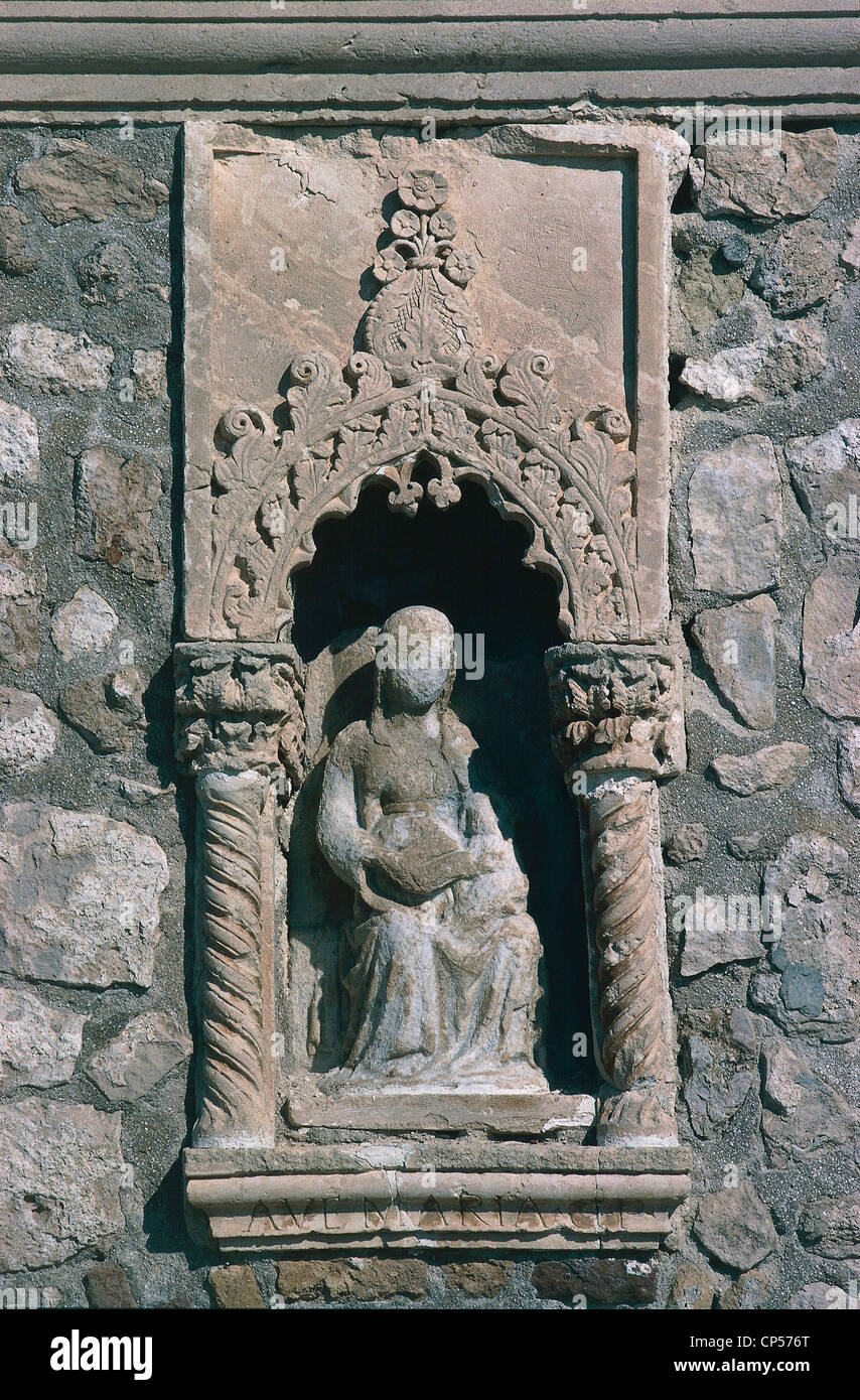 Puglia - Tremiti (Fg) - Insel San Nicola. Kleiner Schrein mit Madonna an der Tür der Bastion der angevinischen Festung. Stockfoto