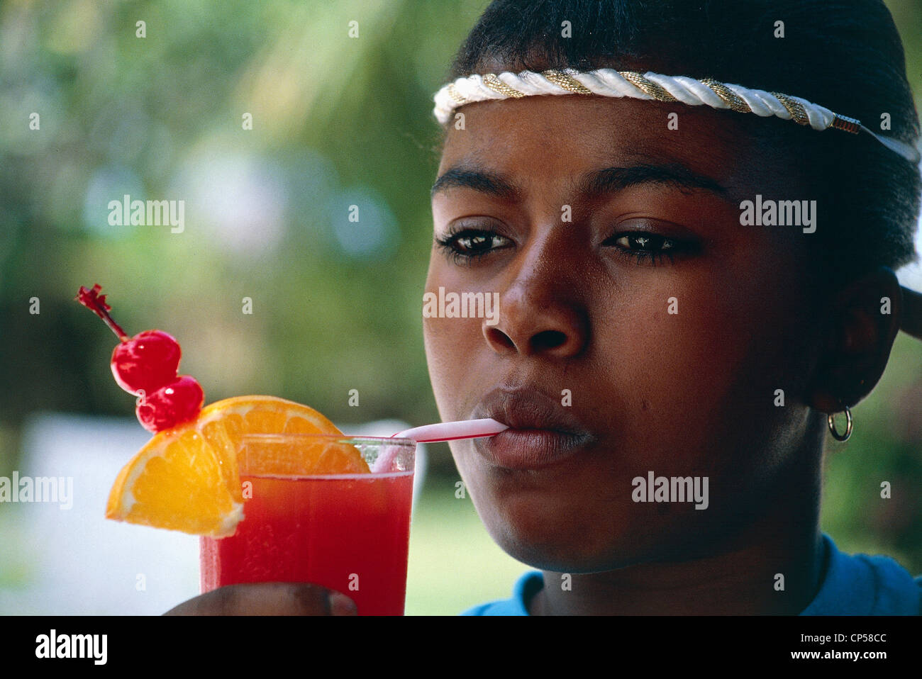 Bahamas - Abaco Island - Treasure Cay. Mädchen einen Cocktail zu trinken. Stockfoto
