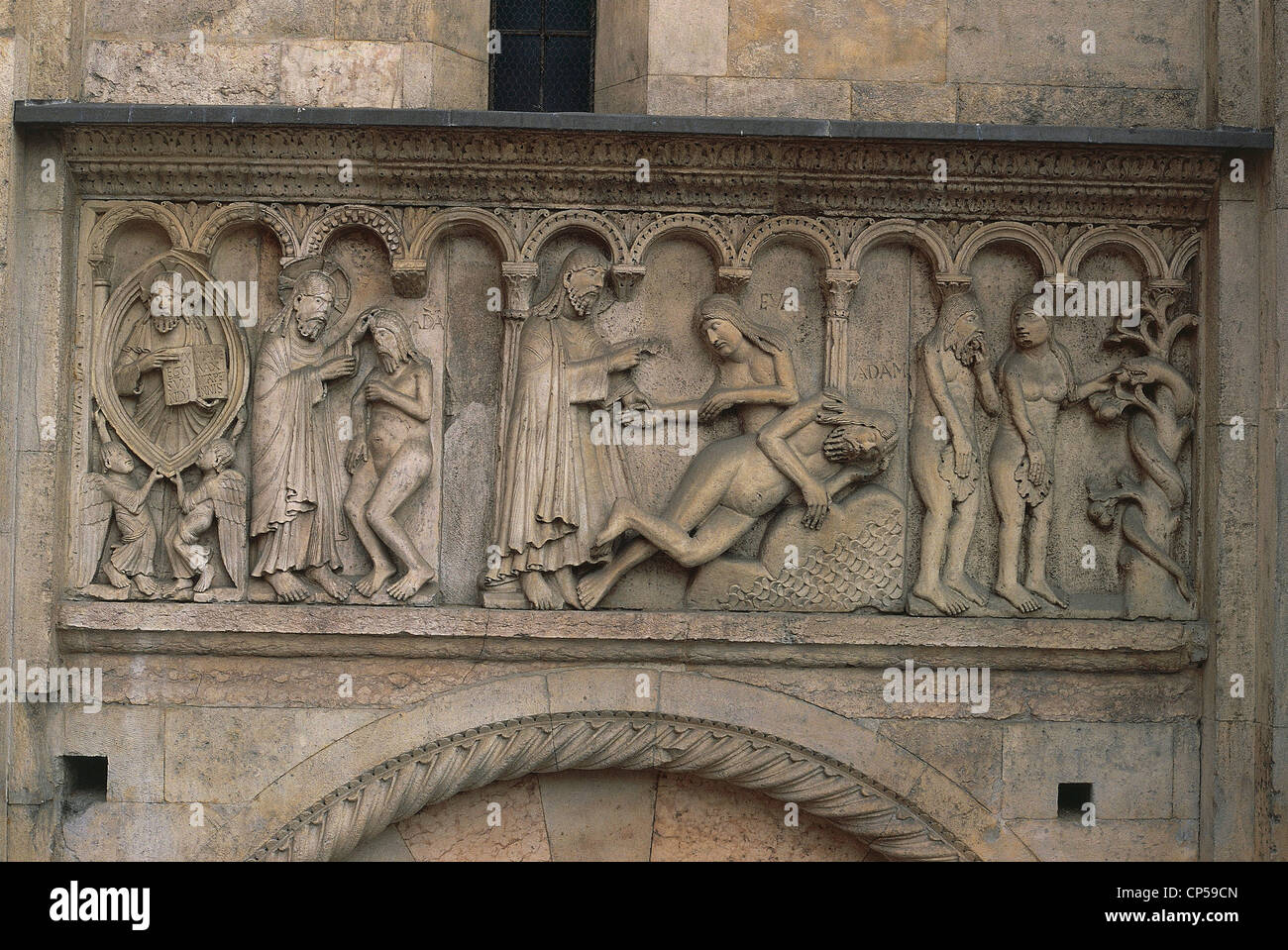 Emilia Romagna Modena Kathedrale (Weltkulturerbe der UNESCO, 1997), Fassade. Wiligelmo, Geschichten der Genesis, 12. Jahrhundert. Stockfoto