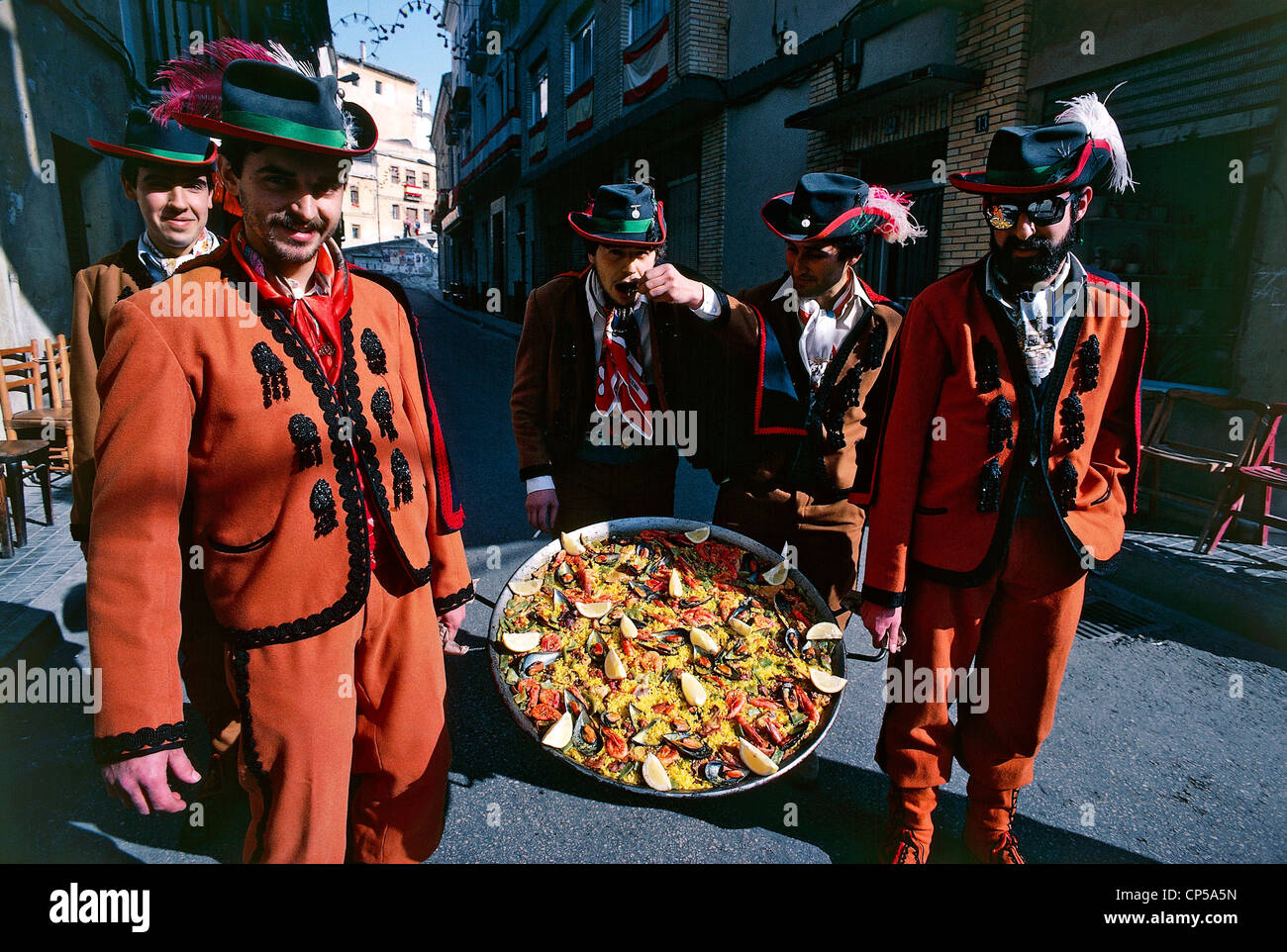 Spanien - Valencia - Bocairent. Tag Moros y Cristianos (Mauren die Cristians). Männer in Kostümen bringen einen Topf mit Paella. Stockfoto