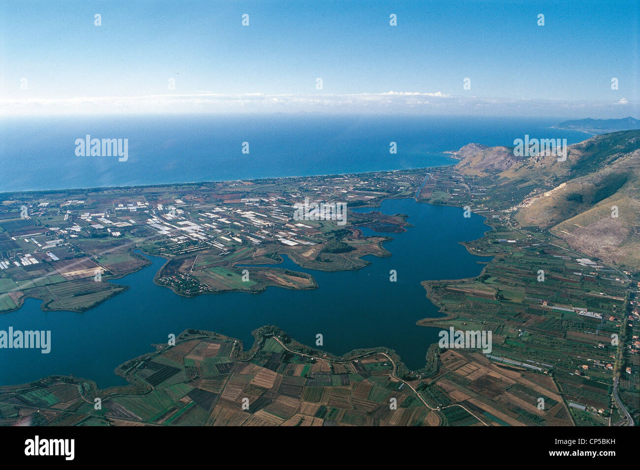 Lazio - um Terracina (Lt). Der Lake of Funds und dem Tyrrhenischen Meer. Luftaufnahme. Stockfoto