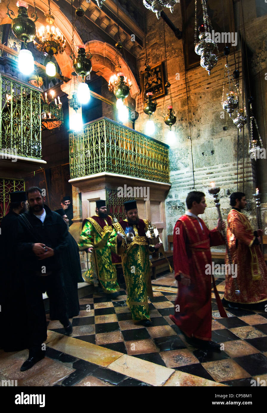 Eine griechisch-orthodoxe Zeremonie in der Kirche des Heiligen Grabes in Jerusalem. Stockfoto