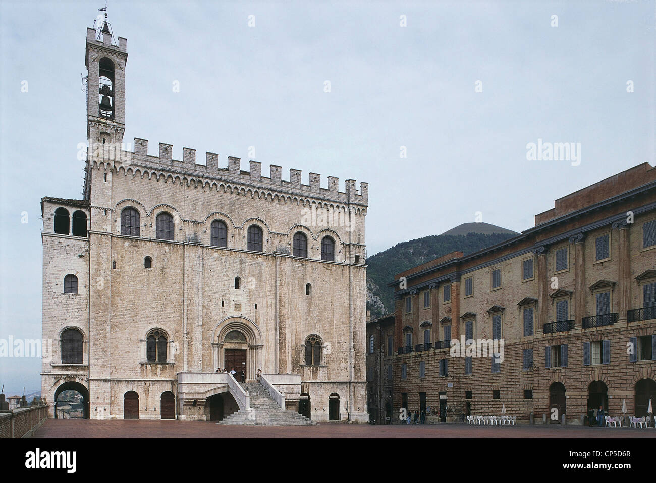 Umbrien Gubbio (Pg), Piazza Grande Piazza della Signoria. Palazzo dei Consoli, erbaut in der ersten Hälfte des vierzehnten Jahrhunderts Stockfoto