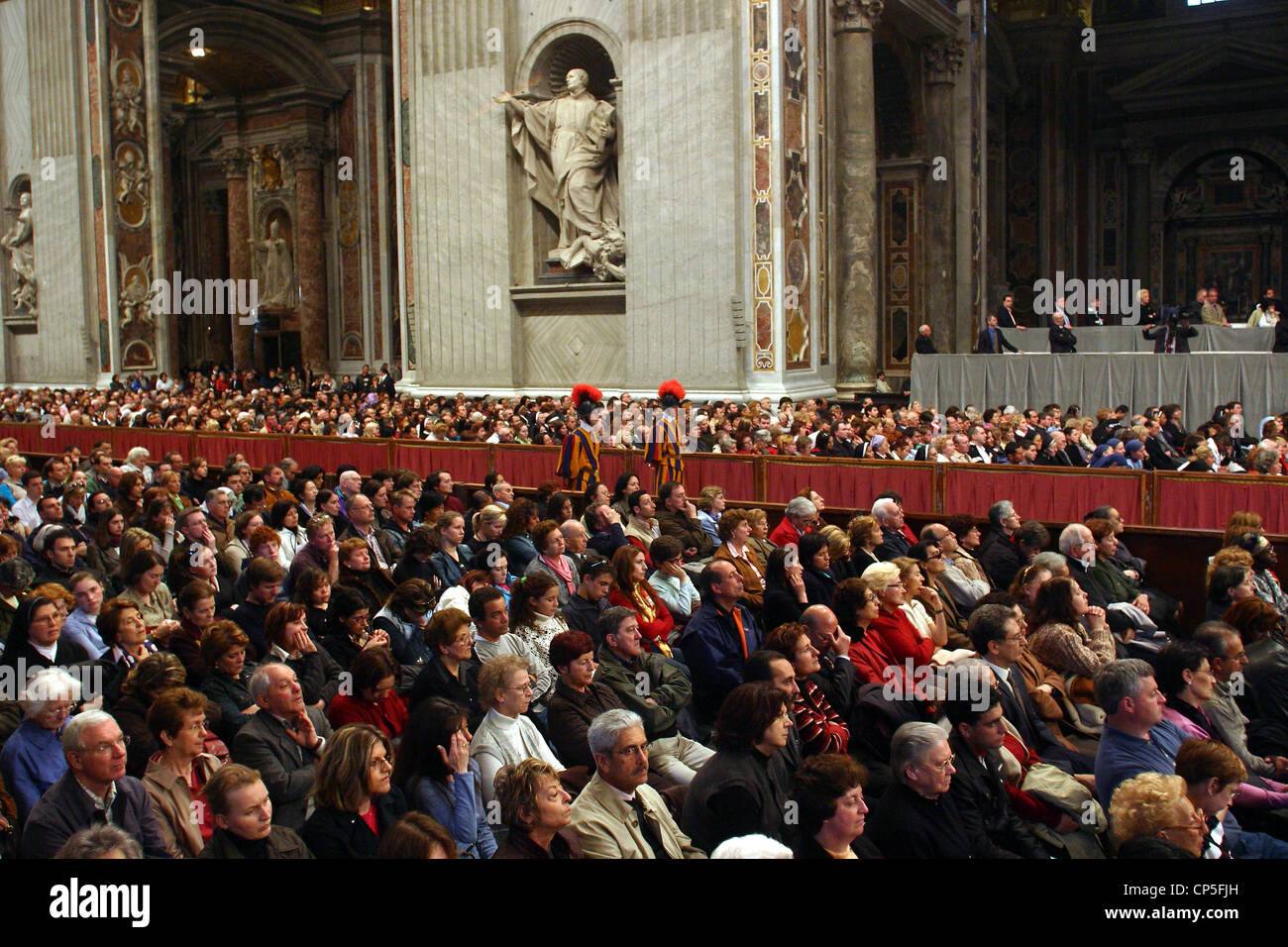 Vatikanstadt XXI Jahrhundert 12/13 April 2005. Innenraum der Basilika St. Peter. Novendiali Ruhe von Papst Johannes Paul II. Gläubigen Stockfoto