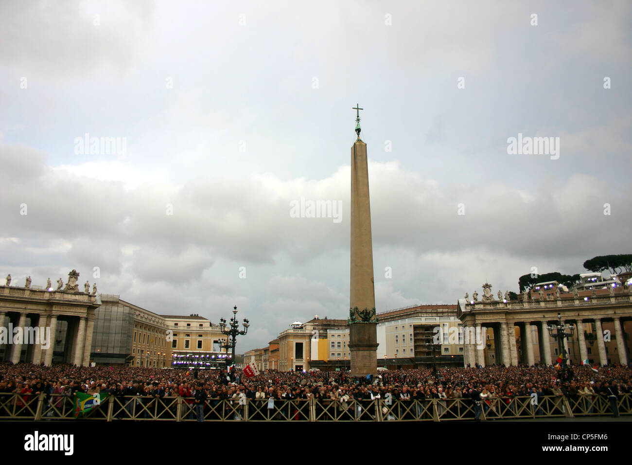 Vatikanstadt XXI Jahrhundert - 20. April 2005. Botschaft von Papst Benedikt XVI. Der Gläubigen Stockfoto