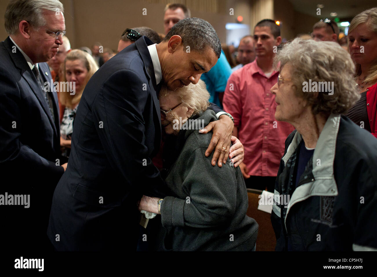 Präsident Barack Obama Konsolen eine Frau bei der Community Trauerfeier Joplin in Missouri Southern University in Joplin, Stockfoto