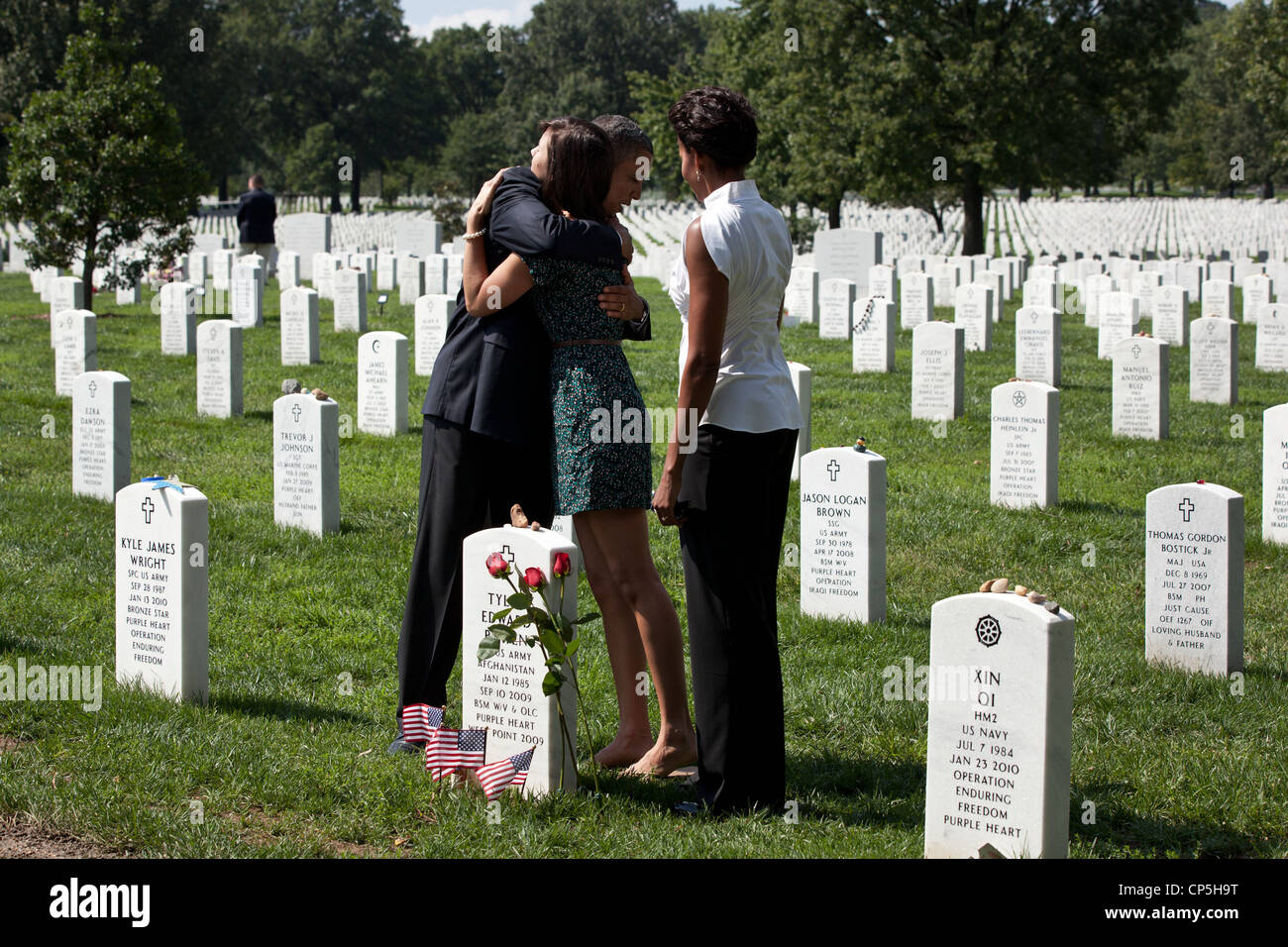 Präsident Barack Obama umarmt eine Frau während eines Besuchs mit First Lady Michelle Obama in Abschnitt 60 der Arlington National Cemetery Stockfoto