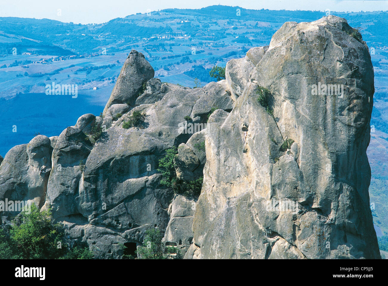 Emilia Romagna - Parco Sassi di Rocca Malatina (Mo). Die Nadeln der Sasso di Sotto, wo Wanderfalken nisten. Stockfoto