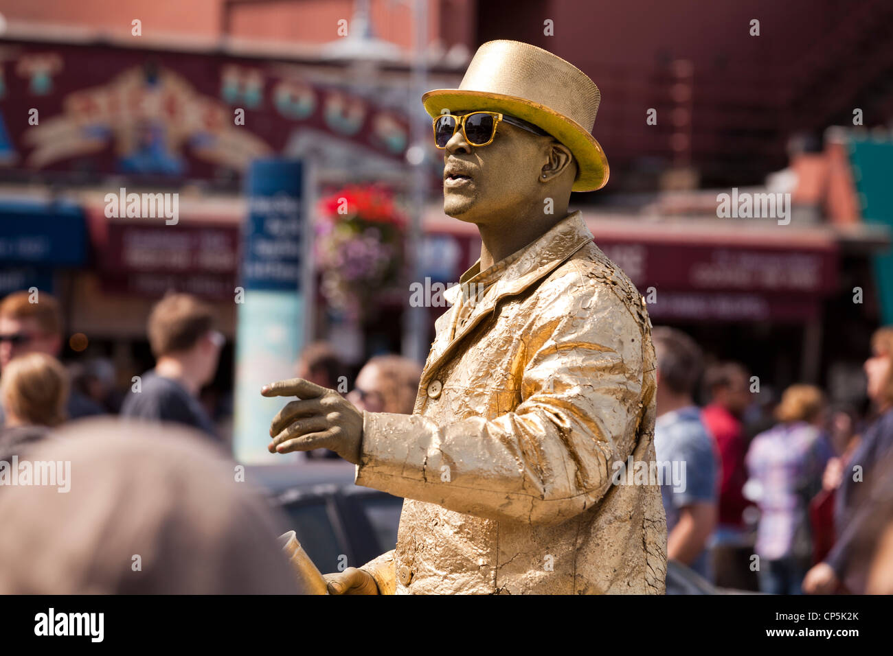 Gold Mann Straßenkünstler auf stark befahrenen Straße - San Francisco, Kalifornien, USA Stockfoto