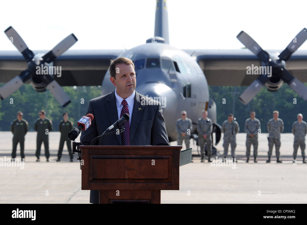 Fred Ross, Vizepräsident der C-130 Programme für Lockheed Martin, spricht mit einem Publikum an der Abgang von C 130 E 61-2358, Mai 1, 2012, in Little Rock Air Force Base, Arche. Stockfoto
