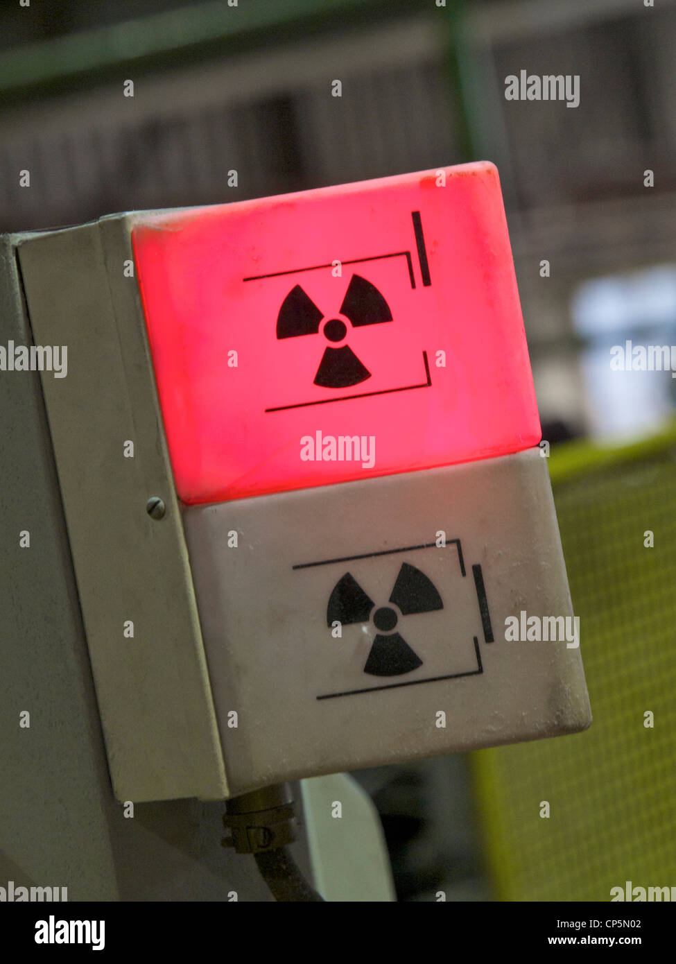 Radioaktive Strahlung Gefahr Warnleuchte in einer Fabrik, Groningen, Niederlande Stockfoto