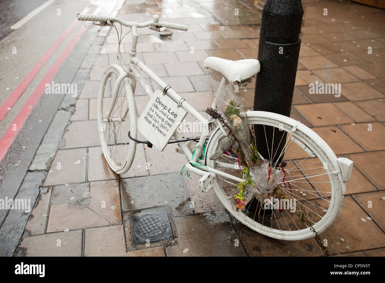 Eine Ghost Bike Hommage an ein Radfahrer getötet in einem Fahrzeug-Unfall auf den Straßen von London, UK. Stockfoto