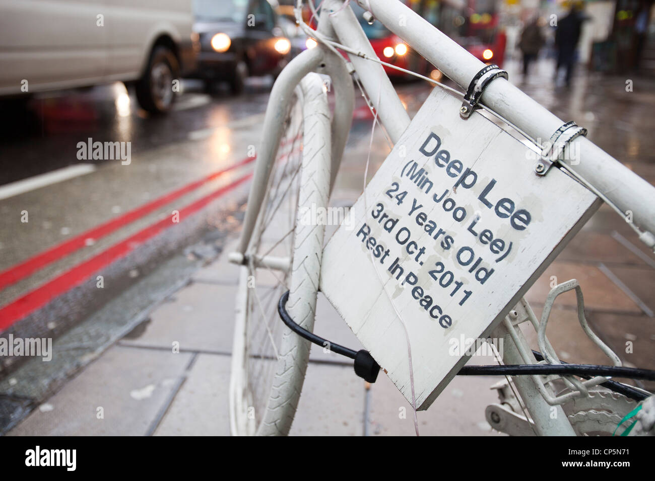 Eine Ghost Bike Hommage an ein Radfahrer getötet in einem Fahrzeug-Unfall auf den Straßen von London, UK. Stockfoto