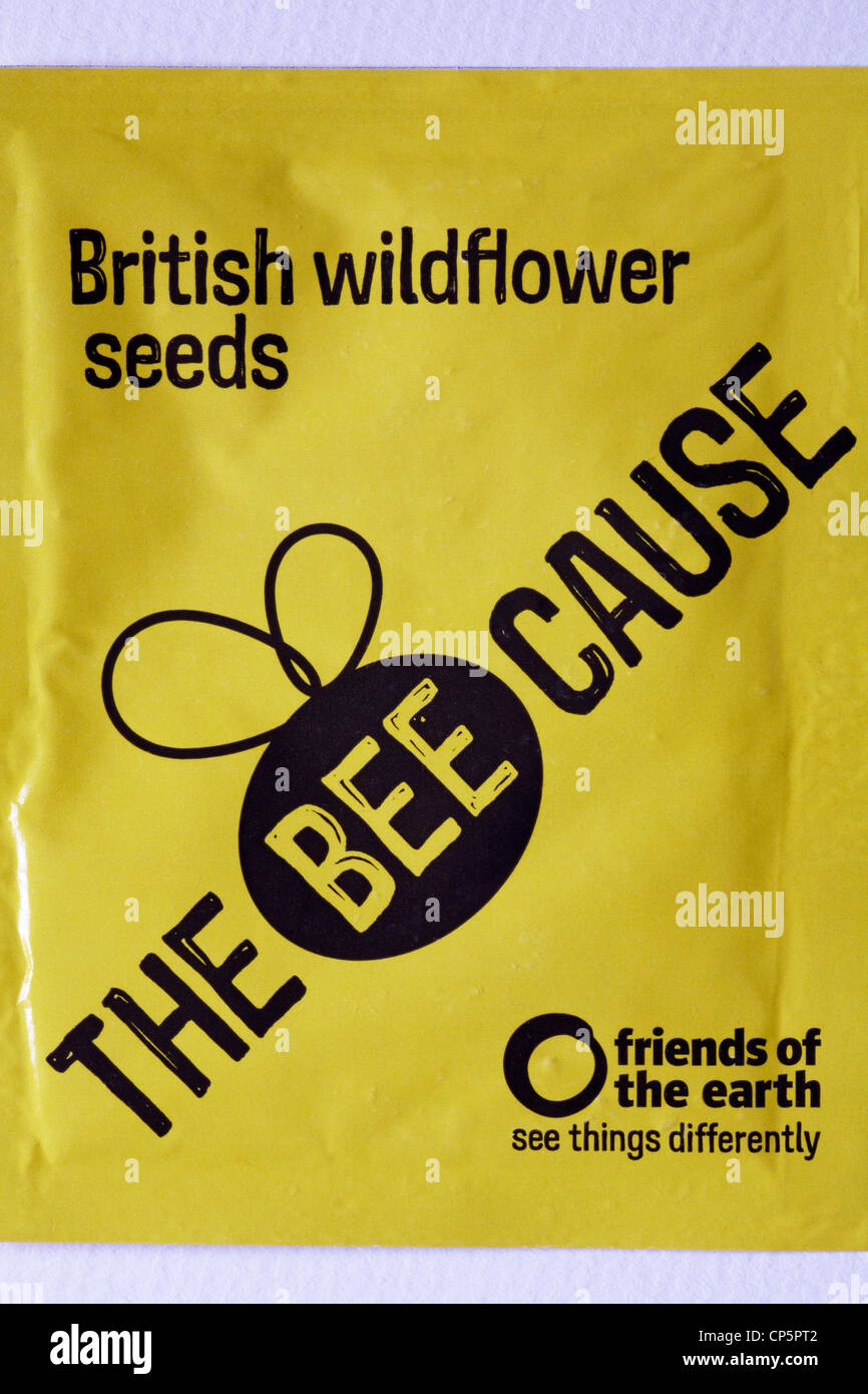 Paket der Bee Cause British Wildflower Samen, angeboten von Friends of the Earth auf weißem Hintergrund - sehen Sie die Dinge anders Stockfoto