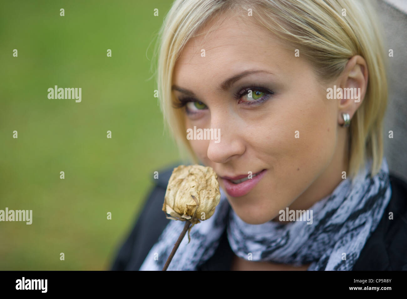 Blonde Frau mit Toten rose Stockfoto