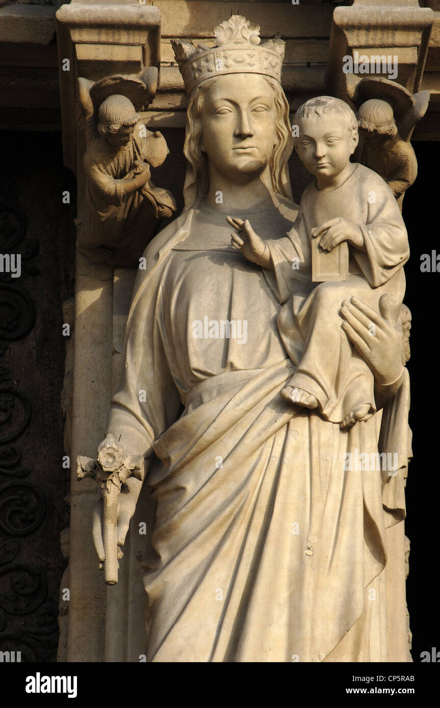 Gotische Kunst. Frankreich. Paris. Notre-Dame. Portal der Jungfrau (c. 1220). Trumeau. Madonna mit Kind. Stockfoto