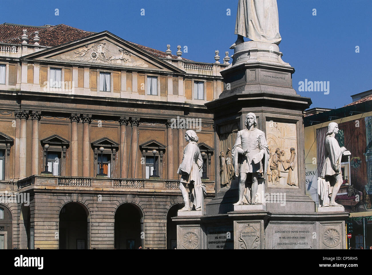 Lombardei-Mailand. Teatro Alla Scala (Architekt Giuseppe Piermarini, 1778). Im Vordergrund, vor allem Denkmal Leonardo da Stockfoto