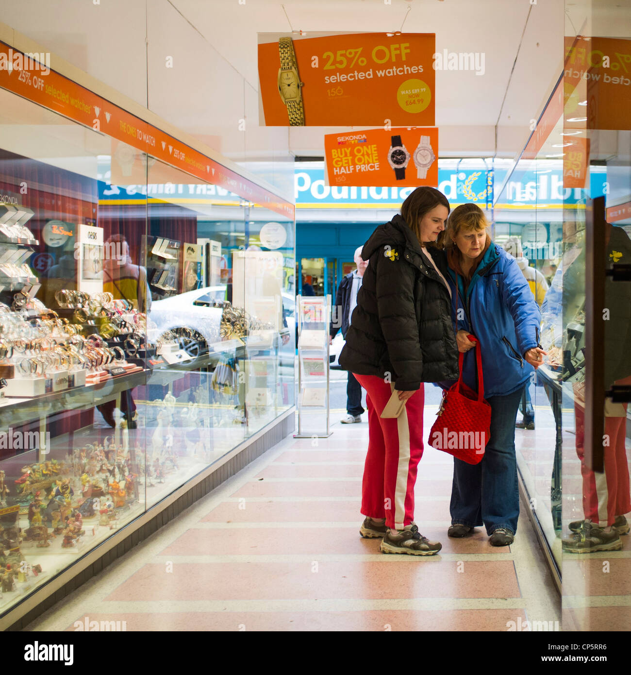 Mutter und Tochter Schaufensterbummel bei einer Filiale der H.Samuel Juweliere Shop speichern UK Stockfoto